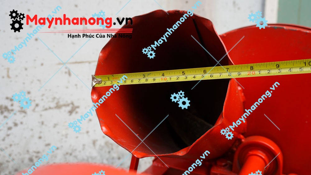 Cửa nạp nguyên liệu hình phễu rộng có thể chứa cây chuối với đường kính 19cm